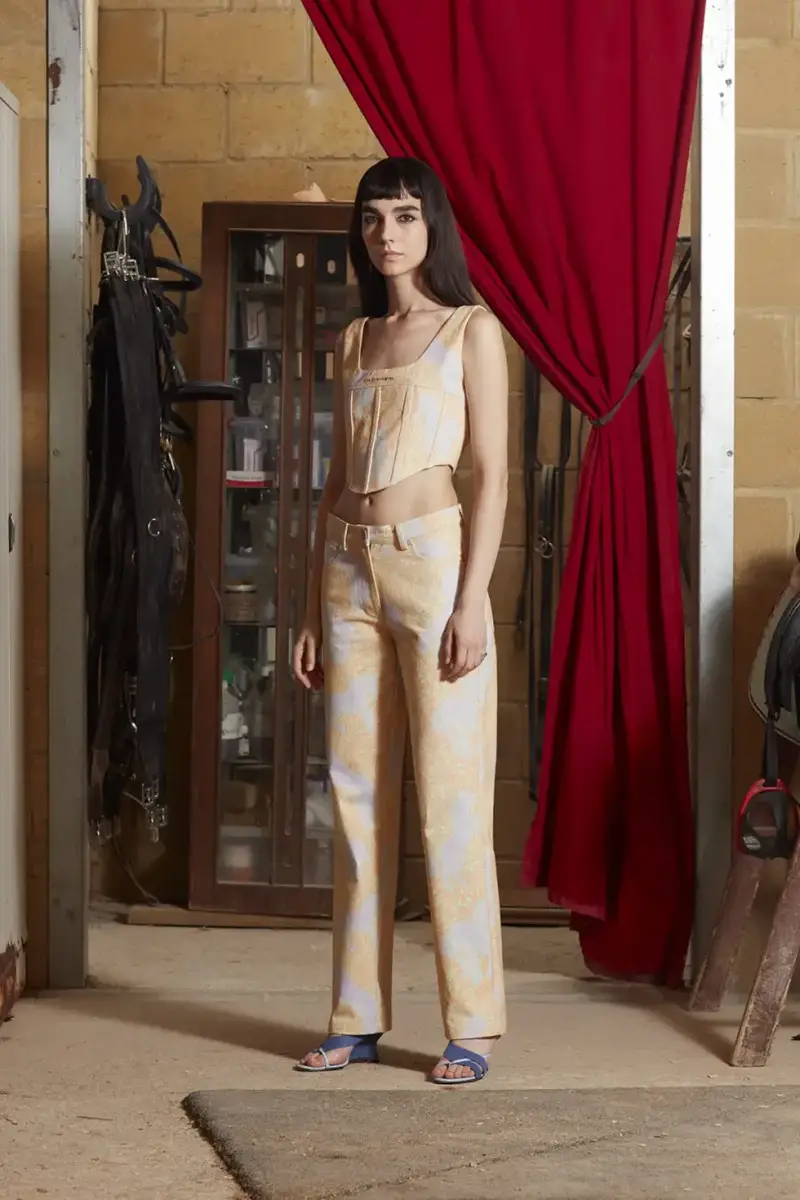 تاپ ناف نمای زرد شلوار پرده قرمز